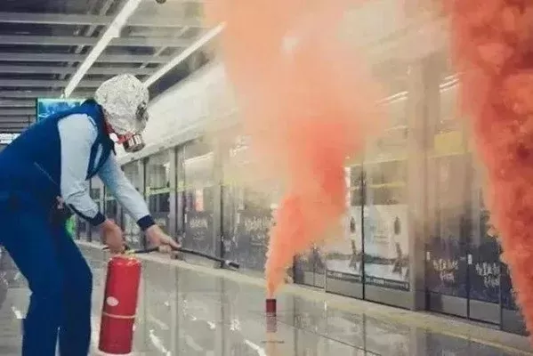地铁逃生关键技巧:火场自救与有序疏散